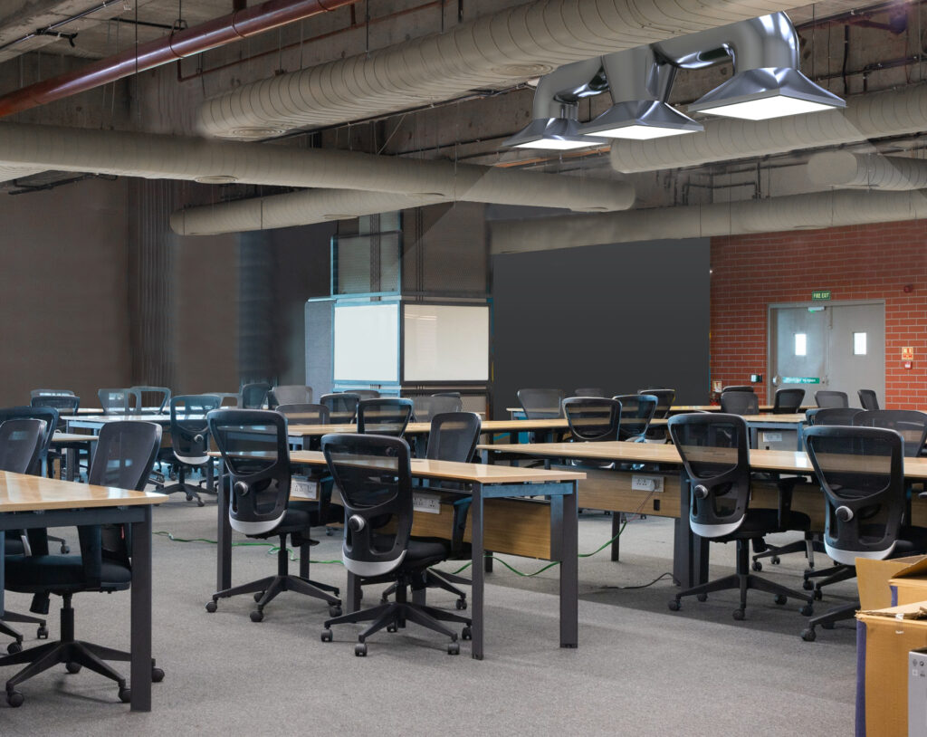 Biuro bez okien oświetlone dzięki świetlikom rurowym