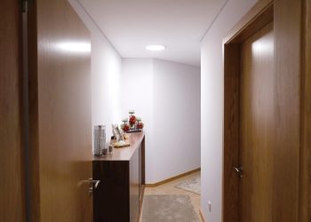 Świetliki rurowe oświetlające ciemny korytarz