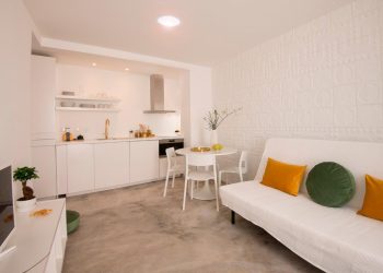 Salon pełen naturalnego światła dzięki świetlikom kopułkowym.